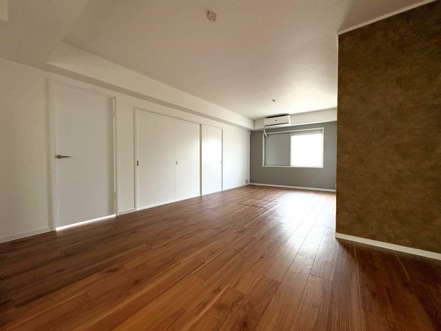 ◆リフォーム済み◆角住戸◆南西向き専用庭付き◆広々４LDK◆桂川ハイツ４号館の居間・リビング|リビング