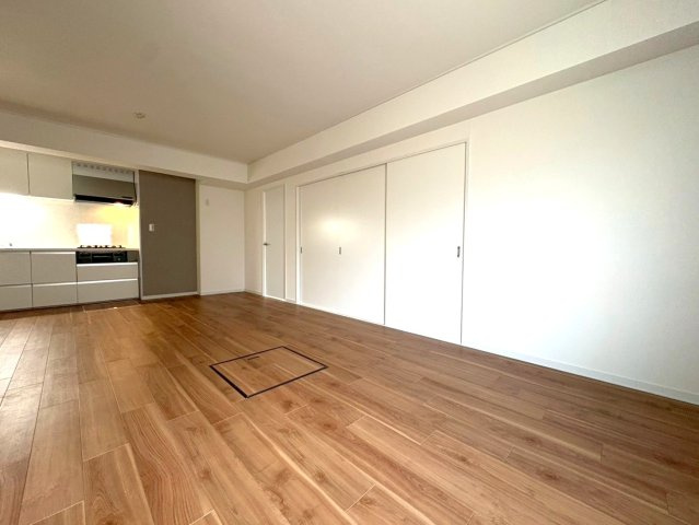◆リフォーム済み◆角住戸◆南西向き専用庭付き◆広々４LDK◆桂川ハイツ４号館の居間・リビング|リビング