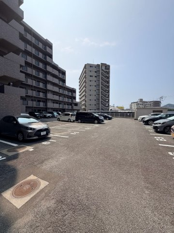 ☆選べる家具プレゼント☆サーパス古三津の駐車場