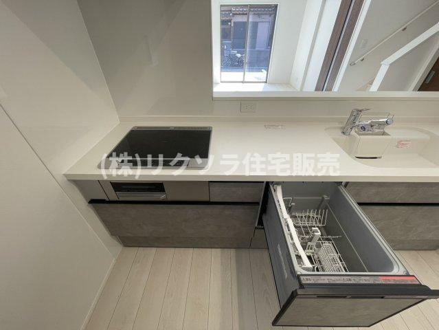 高柳5丁目　新築一戸建てのキッチン|3口IHクッキングヒーター・食洗機付き
■物件内覧・資金計画相談・住宅ローン相談、リフォーム相談、お問合せ受付中■
※当日・翌日のご内覧、ご相談はお電話でのお問合せがスムーズです！