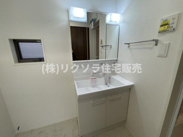 高柳5丁目　新築一戸建ての独立洗面台|三面鏡付き独立洗面台
■物件内覧・資金計画相談・住宅ローン相談、リフォーム相談、お問合せ受付中■
※当日・翌日のご内覧、ご相談はお電話でのお問合せがスムーズです！