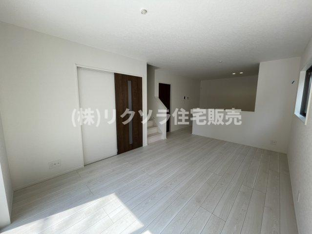 高柳5丁目　新築一戸建ての居間・リビング|LDK14.7帖
■物件内覧・資金計画相談・住宅ローン相談、リフォーム相談、お問合せ受付中■
※当日・翌日のご内覧、ご相談はお電話でのお問合せがスムーズです！