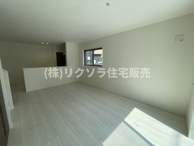 高柳5丁目　新築一戸建ての居間・リビング|LDK14.7帖
■物件内覧・資金計画相談・住宅ローン相談、リフォーム相談、お問合せ受付中■
※当日・翌日のご内覧、ご相談はお電話でのお問合せがスムーズです！