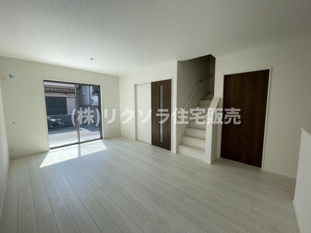 高柳5丁目　新築一戸建ての居間・リビング|LDK14.7帖
■物件内覧・資金計画相談・住宅ローン相談、リフォーム相談、お問合せ受付中■
※当日・翌日のご内覧、ご相談はお電話でのお問合せがスムーズです！