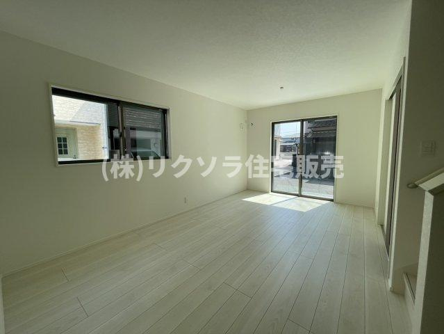高柳5丁目　新築一戸建ての居間・リビング|LDK14.7帖
■物件内覧・資金計画相談・住宅ローン相談、リフォーム相談、お問合せ受付中■
※当日・翌日のご内覧、ご相談はお電話でのお問合せがスムーズです！