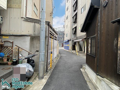 難波町 中古戸建の前面道路含む現地写真