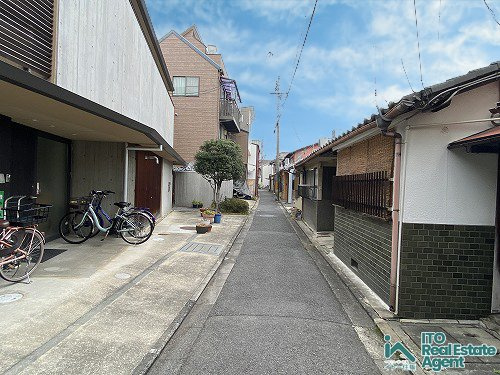 難波町 中古戸建の前面道路含む現地写真