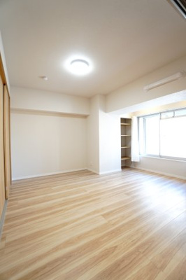 【洋室】 | 【上質リノベ】横川コーポラス | 【洋室約7.7帖】
心と体をゆったりと安らげる主寝室。
寝室のゆとりが大きい分だけ、
暮らしの安らぎは深まります。
一日の疲れを癒すだけでなく、
ご夫婦の親密な語らいを紡ぎ出します。