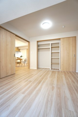 【洋室】 | 【上質リノベ】横川コーポラス | 【洋室約7.7帖】
どんな家具や敷物でも部屋に馴染みやすく、
コーディネートがし易そうですね。
配置も柔軟に対応できるので身の回りの整理もし易い！
自分好みの空間に出来そうですね！