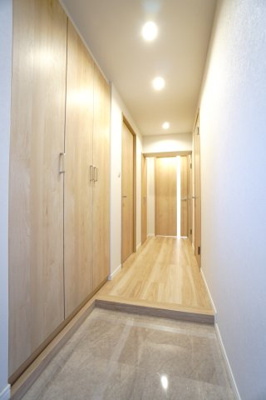 【玄関】 | 【上質リノベ】横川コーポラス | 【玄関ホール】
人を迎え入れる最初の場所だからこそ、
清潔感があり纏まった空間にして頂ける様に
大型シューズBOXを設置。
照明はオートライト。消し忘れや
出入りが暗くならなく済みます！