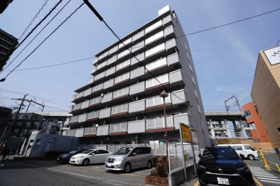 【外観】 | 【上質リノベ】横川コーポラス | 【耐震性】
耐震性の高さを判断するポイントは、
建築確認申請日が1981年6月1日以降の
新耐震基準に適合しているかどうか。
震度６程度の大地震でも
建物が崩壊しないレベルが基準になりました。