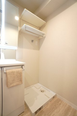 【独立洗面台】 | 【上質リノベ】横川コーポラス | 【パウダールーム】
嬉しい、タオル掛け付きの2段可動式のリネンラック。
しかも装着が楽なワンタッチ式の給水栓！
洗濯機置場はドラム式の洗濯機も入るサイズですが、
お手持ちのサイズが入るか要確認です！