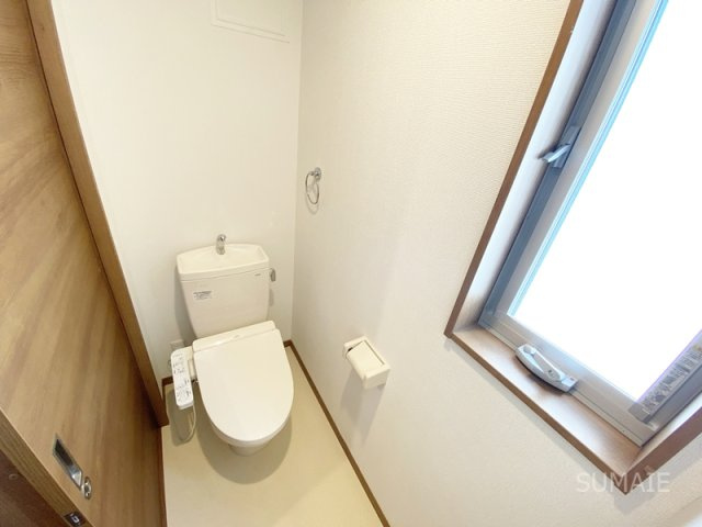 ヴァリエ グランデのトイレ|窓付きで明るいトイレスペース！