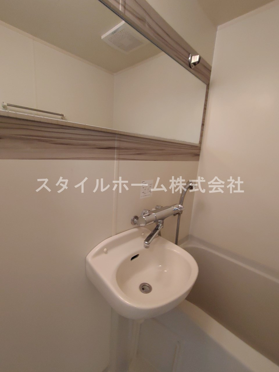 Mh-Arc三蔵子の洗面所|※別部屋写真(反転)