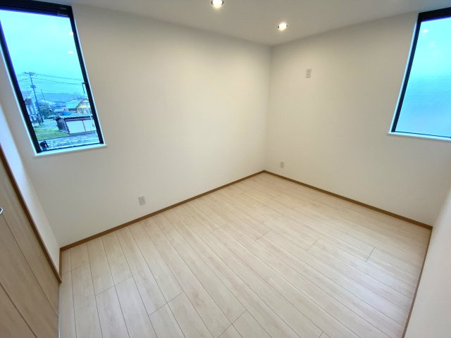 見附市葛巻2丁目戸建の洋室