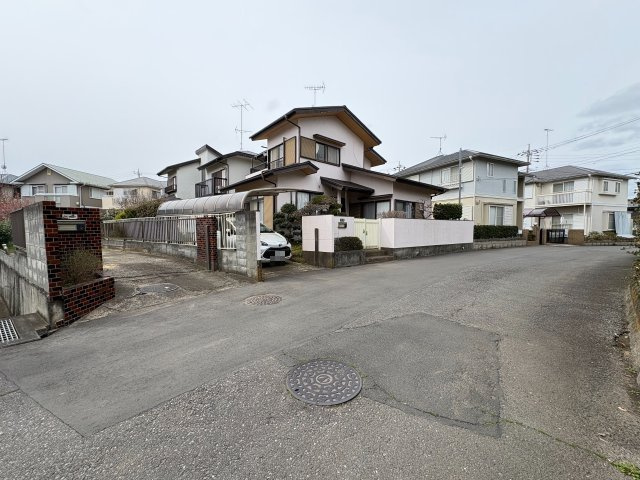 【前面道路含む現地写真】 | かすみがうら市下稲吉　広々とした庭付き3LK