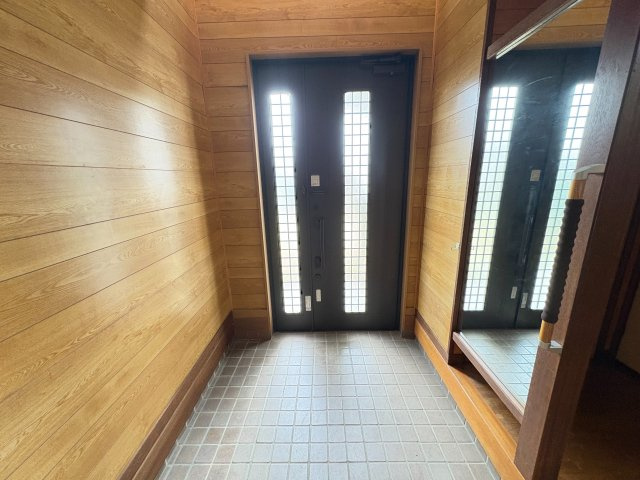 【玄関】 | かすみがうら市下稲吉　広々とした庭付き3LK