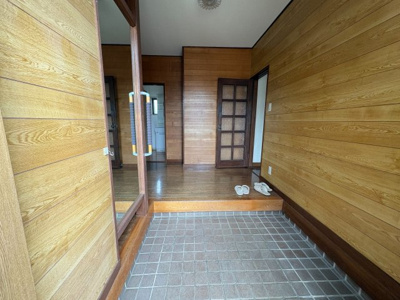 【玄関】 | かすみがうら市下稲吉　広々とした庭付き3LK