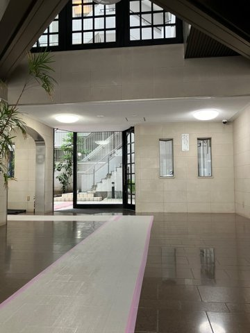 新宿御苑ダイカンプラザのエントランス