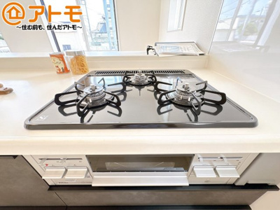 【設備】 | 沼津市東沢田　新築一戸建て　3号棟 | ３口コンロは使い勝手がよくお料理も楽しくなりそうです♪