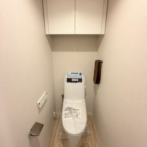 ☆選べる家具プレゼント☆ポレスター松山フォレストシティのトイレ|清潔に交換された温水洗浄便座付きのトイレ。最新の美しさを感じる空間は、お手入れもしやすくデザイン性も優れているため、毎日使う場所だからこそ気持ちよく整った状態をキープできそう。