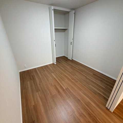 ☆選べる家具プレゼント☆ポレスター松山フォレストシティの洋室|全室リフォーム済みの綺麗な洋室は、主寝室にぴったりの落ち着いた佇まい。専有面積85平米超のゆとりを感じながら、お気に入りのベッドを置いて一日の疲れを優しく癒す深い眠りにつけそう。