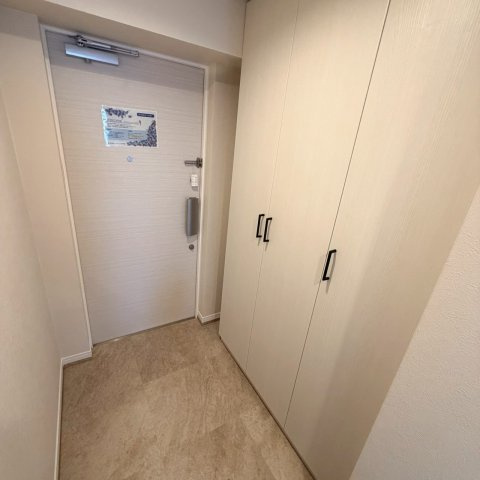 ☆選べる家具プレゼント☆ポレスター松山フォレストシティの玄関|一歩足を踏み入れた瞬間に、全室リフォームならではの清潔感と洗練された内装が優しく迎えてくれる玄関。すっきりとした空間にお気に入りの季節のお花を飾って、訪れる人を笑顔でお迎えできそう。