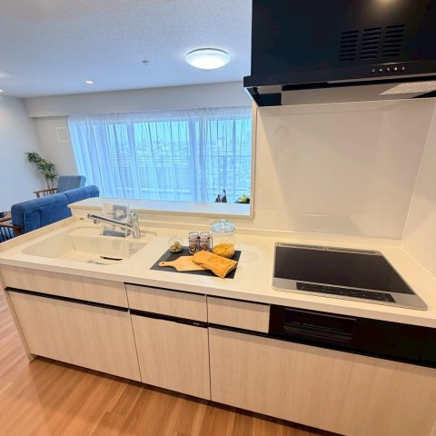 ☆選べる家具プレゼント☆ポレスター松山フォレストシティのキッチン|2026年4月新調のシステムキッチンは、リビングを見渡せる対面式。食器洗乾燥機付きで後片付けもパパッと終わり、お喋りを楽しみながら手際よくお料理ができるので、毎日の献立作りがもっと軽やかに進みそう。