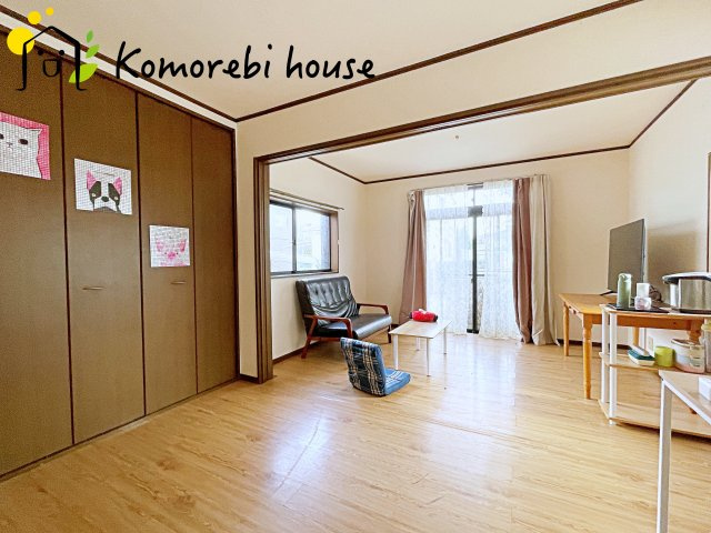 上尾市大字上　中古一戸建ての居間・リビング|こちらの居間で趣味の時間をお楽しみください