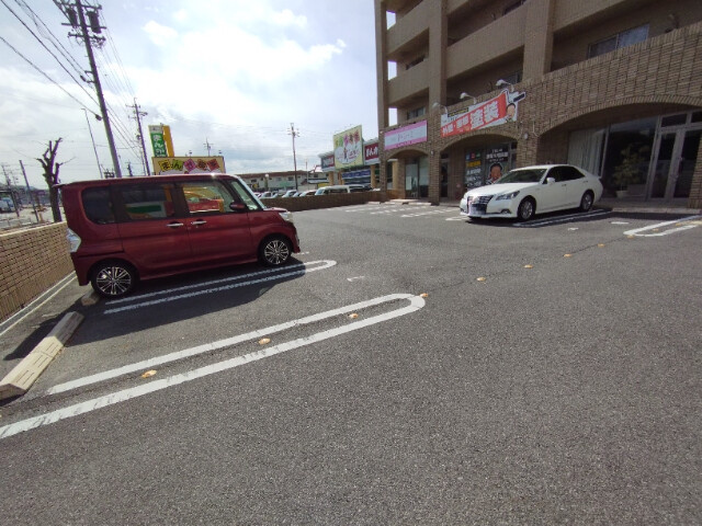 アネックス若松の駐車場