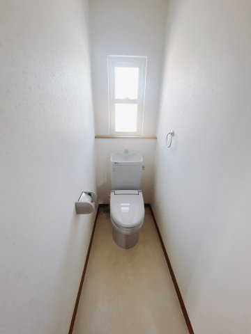 【中古戸建】足利市毛野新町のトイレ|■トイレ｜白を基調とした清潔感溢れるトイレになっています。トイレには窓がついていますので常に換気をすることができ清潔を保てます。
