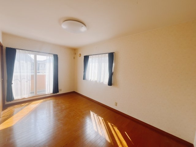 【中古戸建】足利市毛野新町の洋室|■洋室｜バルコニーにも出られる2階の一室♪一息つきたい時に気晴らしもできますね♪収納も大容量で、お部屋がいつでもスッキリ片付きます。