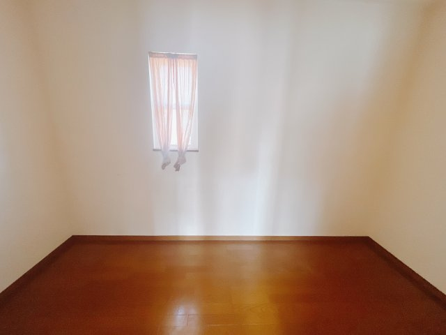 【中古戸建】足利市毛野新町の洋室|■WIC｜お気に入りのお洋服もシワを作らずきれいに管理ができる夢のウォークインクローゼット！今お使いの収納ケースもスッポリそのまま収まる広さです♪