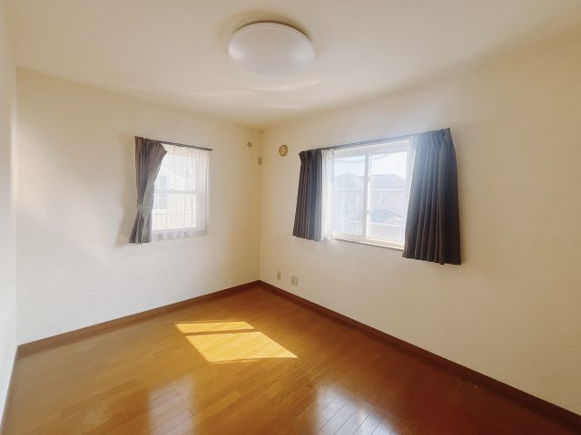 【中古戸建】足利市毛野新町の洋室|■洋室｜お子様の一人部屋にピッタリな洋室。木のぬくもりを感じるフローリングは、天然木の味わいが時とともに深みを増していきます。また、傷にも強く、フリーワックスでお手入れもラクラクです♪