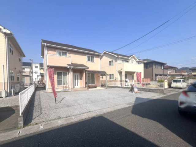 【中古戸建】足利市毛野新町の外観|■外観｜広々とした駐車スペースで楽々駐車可能！お買い物後もスムーズにお荷物を運べます♪
