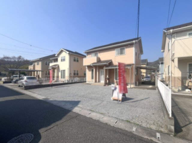 【中古戸建】足利市毛野新町の外観|■外観｜周囲の見渡しが良く、車の出入りの際も安全確認がしやすいため、小さなお子様がいるご家庭でも安心です。