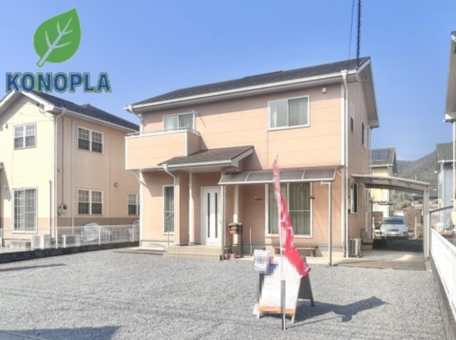 【中古戸建】足利市毛野新町の外観|■外観｜南西側のお庭なので暗くなりがちな夕方も明るい印象にしてくれます♪道路から離れたお庭なのでお様が外で遊ぶ際も安心です♪リビングからお庭が見える子育て世帯にも嬉しい設計です♪
