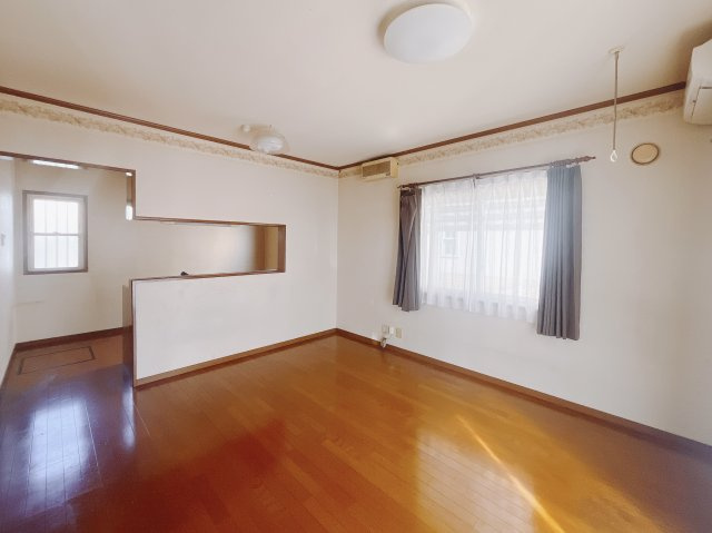 【中古戸建】足利市毛野新町の洋室|■リビング｜落ち着きのある表情を見せるリビングダイニング。太陽の光がたっぷり差し込むリビングは、自然とご家族が集まる居心地の良い空間です。