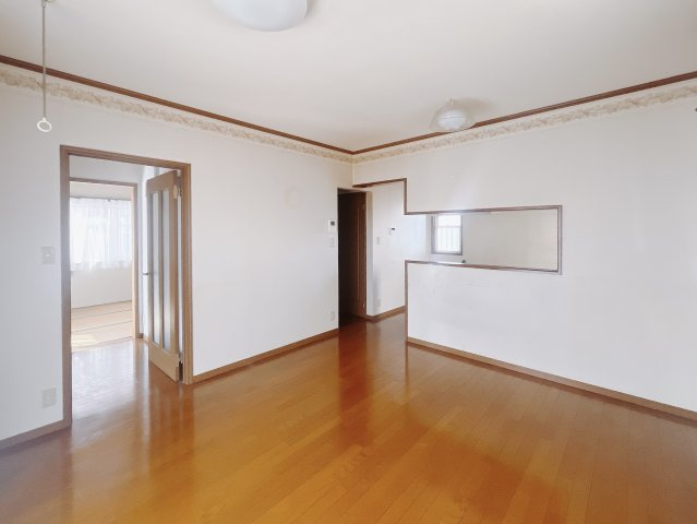 【中古戸建】足利市毛野新町の洋室|■リビング｜家族でゆったりくつろげる、居心地の良いリビング♪賃貸と違って、テレビや音楽の音を気にしなくて良いことが嬉しいですね(*＾＾*)