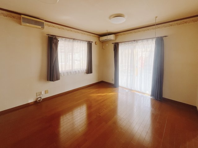 【中古戸建】足利市毛野新町の洋室|■リビング｜時の流れと共に陽射しは装いを変え空間に新たな彩りを与えます。一日中家に居ても飽きることなく過ごすことができる素敵な空間です♪