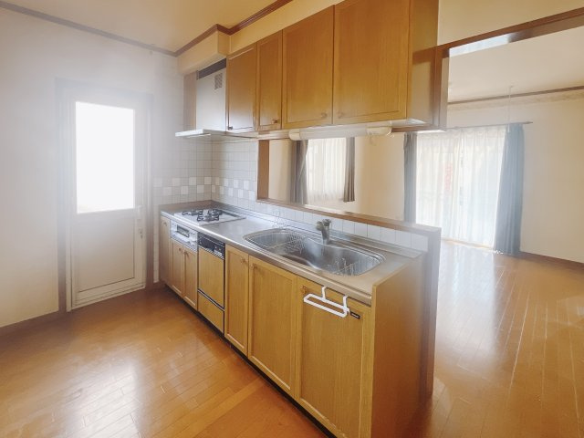 【中古戸建】足利市毛野新町のキッチン|■キッチン｜お料理をしながら会話も弾むカウンターキッチン。出来上がったお料理をカウンター越しからお子様に運んでもらったりと、お手伝いも楽しくしてもらえることができます♪