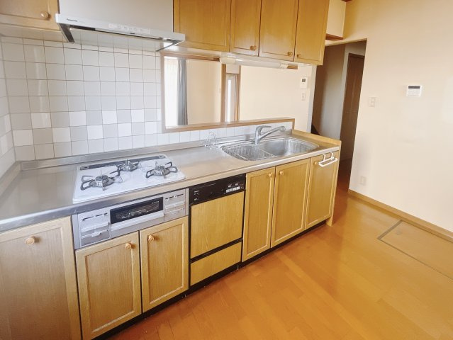 【中古戸建】足利市毛野新町のキッチン|■キッチン｜大きなお鍋や調理用具のも出し入れラクラクな収納がたっぷり！毎日使う場所だからこそ、無理のない姿勢で作業できるのは嬉しいポイントですね(*＾＾*)♪