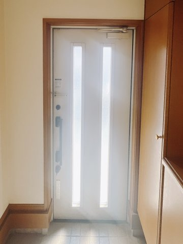 【中古戸建】足利市毛野新町の玄関|■玄関｜太陽の光をたっぷり採り込む南玄関☆ご家族の靴がたくさんしまえる下駄箱付き。お子様の靴がこれから増えても安心な大きさです。