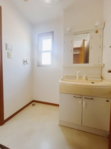 【中古戸建】足利市毛野新町の独立洗面台|■洗面室｜洗濯機を置いてもゆとりある広さの洗面脱衣室です♪窓があるので換気の際も楽ちんです♪