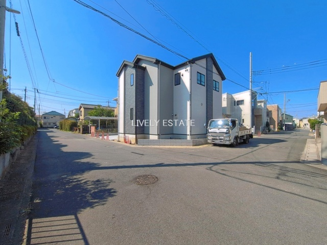 越谷市東越谷10丁目 新築分譲住宅 全2棟 2号棟の前面道路含む現地写真