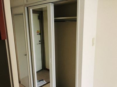 【内装】 | レオパレス天馬 | クローゼット　鏡付き