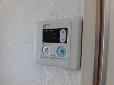 【設備】 | ビクトリーハイムニシミツ | 給湯器リモコンが付いているので温度調節が可能です