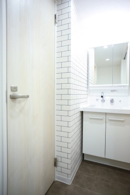 【洗面所】 | Calm下曽根 | 明るい洗面所です※写真は類似です