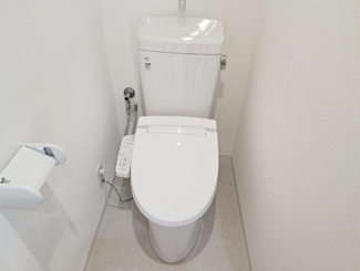 【トイレ】 | 西宮市上田中町　中古戸建 | トイレには快適な温水洗浄便座付き