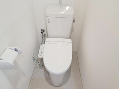 【トイレ】 | 西宮市上田中町　中古戸建 | トイレには快適な温水洗浄便座付き